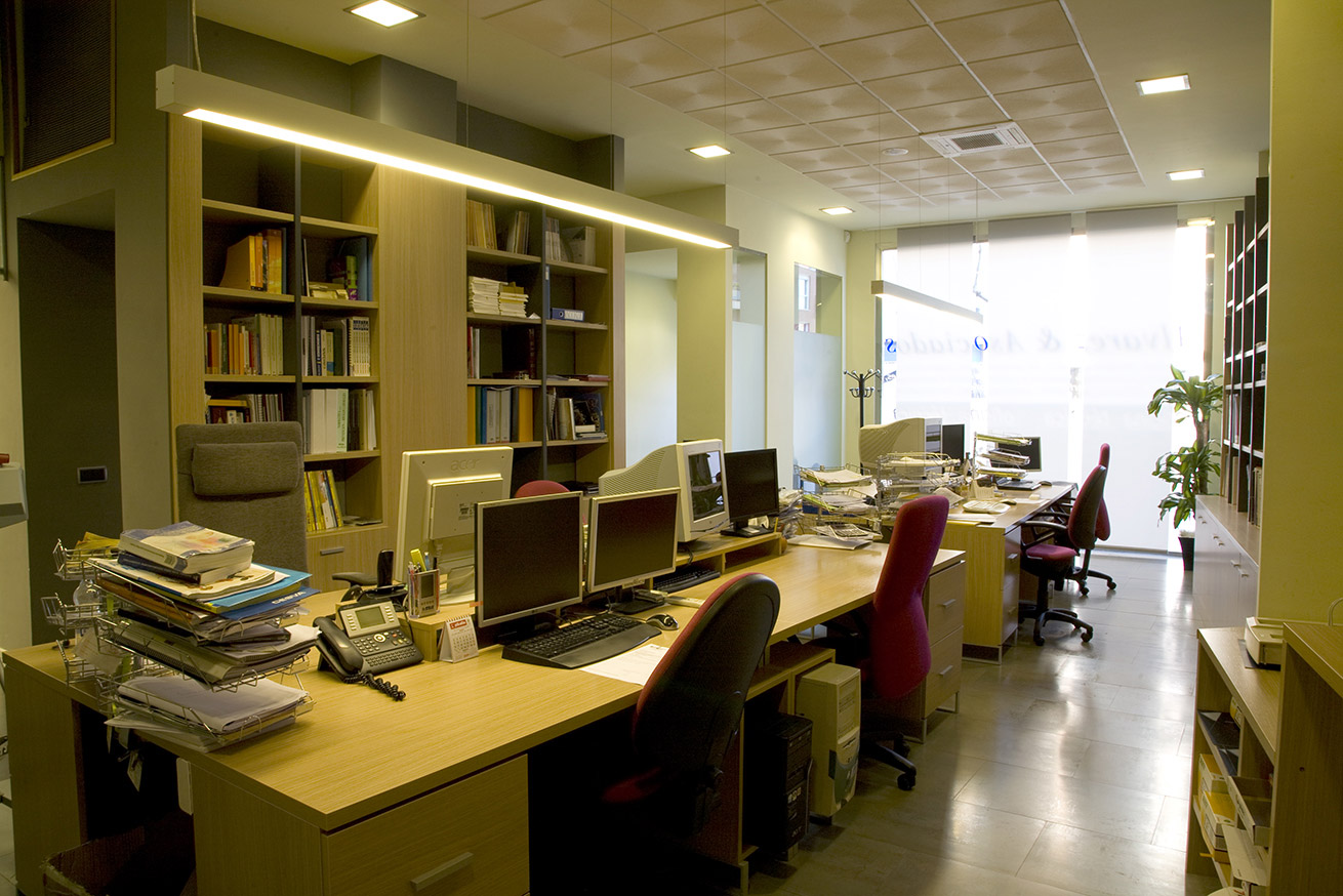 Escritorios en el interior de la oficina de Álvarez y Asociados